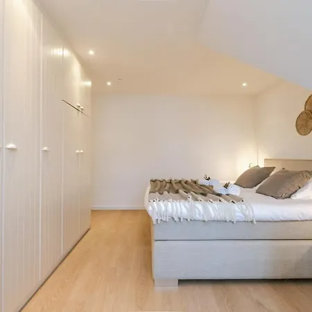 Beautiful And Authentic House With Garden And Garage Ferienhaus